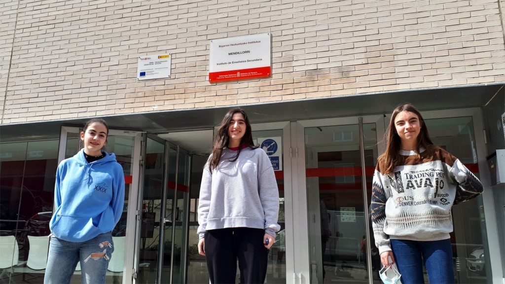 Tres alumnas del IES Mendillorri BHI, vencedoras de la fase española de la Competición Estadística Europea.